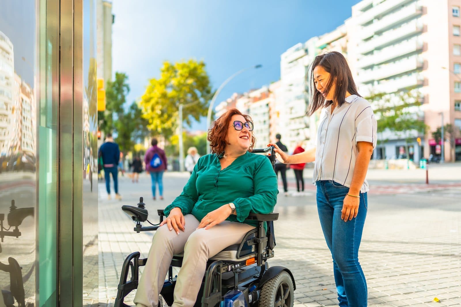 Acompañamiento a una mujer en silla de ruedas por la calle